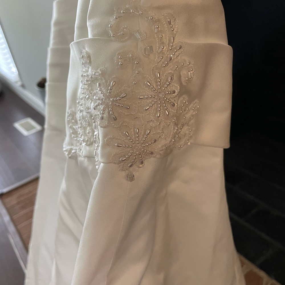 David’s Bridal size 16 softwhite strapless ruched wedding dress with lace - Picture 11 of 15